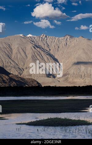 Paysage de montagne de l'Himalaya vue de Hundar dans la vallée de Nubra. Ladakh, Jammu-et-Cachemire, Inde. Rivière Shyok. Banque D'Images