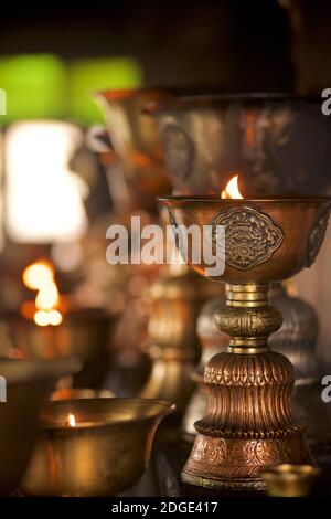 Bougies votives rituelles, Palais royal de Shey, Shey, Ladakh, Jammu-et-Cachemire, Inde Banque D'Images