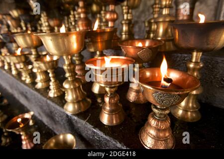 Bougies votives rituelles, Palais royal de Shey, Shey, Ladakh, Jammu-et-Cachemire, Inde Banque D'Images