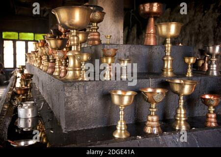 Bougies votives rituelles, Palais royal de Shey, Shey, Ladakh, Jammu-et-Cachemire, Inde Banque D'Images