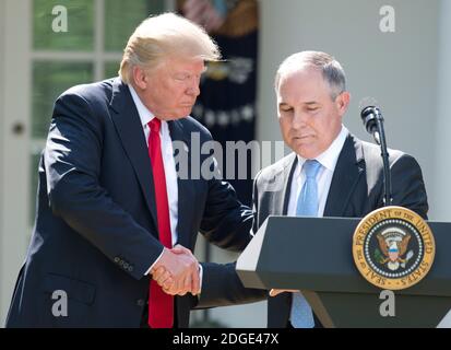 Le président des États-Unis, Donald J. Trump, a fait une déclaration avec l'administrateur de l'EPA, Scott Pruitt, après avoir fait une déclaration concernant l'Accord de Paris dans le jardin des roses de la Maison Blanche à Washington, DC, États-Unis, le jeudi 1er juin 2017. Le président a annoncé que les États-Unis se retireront de l'accord. Photo de Ron Sachs/CNP/ABACAPRESS.COM Banque D'Images