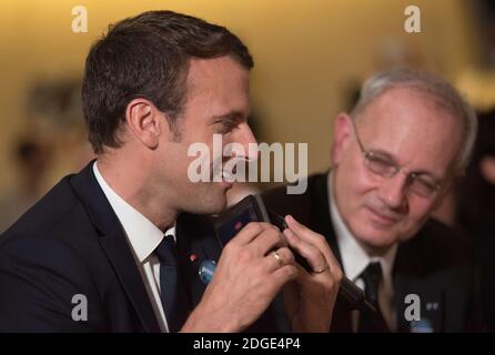 Le président français Emmanuel Macron s'adresse par téléphone à l'astronaute français Thomas Pesquet au siège du CNES à Paris, le 2 juin 2017, lors d'un événement pour assister à une émission en direct de l'atterrissage de Pesquet et du cosmonaute russe Oleg Novitskiy au Kazakhstan, Fin de leur mission marathon de 196 jours à la Station spatiale internationale. Un vaisseau Soyouz MS-03 transportant Pesquet et Novitskiy a atterri sur la steppe kazakhe le 2 juin 2017. Photo par Eliot Blondt/ABACAPRESS.COM Banque D'Images