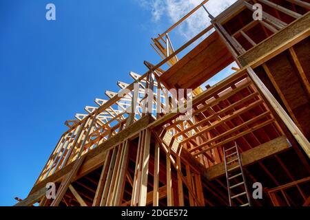 Encadrement de la maison gros plan nouveau bâton construit à la maison en construction construction et immobilier sous ciel bleu Banque D'Images