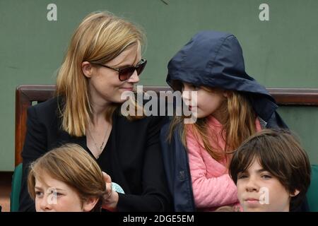 L'actrice Isabelle Carre et sa fille assistent à l'Open de tennis de Roland Garros le 3 juin 2017 à Paris, France. Photo de Laurent Zabulon/ABACAPRESS.COM Banque D'Images