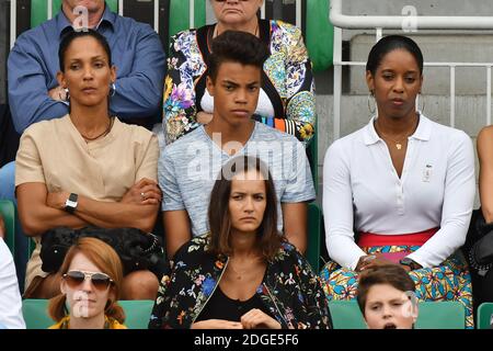 Christine Arron et son fils Ethan et Malia Metella assistent à l'Open de tennis français de Roland Garros le 3 juin 2017 à Paris. Photo de Laurent Zabulon/ABACAPRESS.COM Banque D'Images