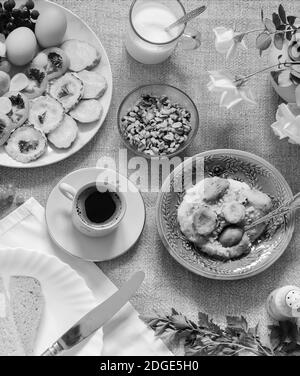 Petit déjeuner sain sur la nappe, produits naturels, vue d'en haut. Banque D'Images