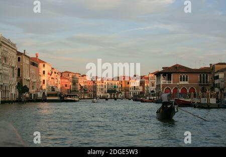 Canal de Venise Italie avec télécabine par jour ensoleillé Banque D'Images