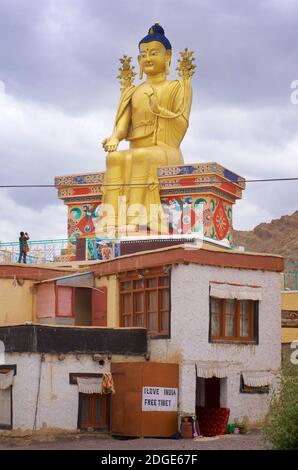 Grande statue de Bouddha Maitreya en face du monastère du Likir, du Likir, du Ladakh, du Jammu-et-Cachemire, dans le nord de l'Inde. Touriste prenant une photo. Banque D'Images