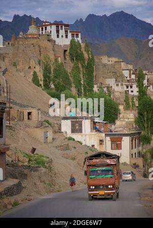 L'autoroute de Leh à Kargil traverse la ville de Lamayouro, avec le monastère de Lamayuru perché sur une colline au-dessus. District de Leh, Ladakh, Jammu-et-Cachemire, nord de l'Inde. Banque D'Images