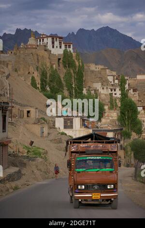 L'autoroute de Leh à Kargil traverse la ville de Lamayouro, avec le monastère de Lamayuru perché sur une colline au-dessus. District de Leh, Ladakh, Jammu-et-Cachemire, nord de l'Inde. Banque D'Images