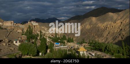 Monastère de Lamayuru perché sur une colline surplombant la ville de Lamayouro, le district de Leh, Ladakh, Jammu-et-Cachemire, nord de l'Inde. Soleil en fin d'après-midi. Banque D'Images