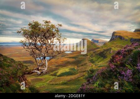 Coucher de soleil à l'île de Quiraing de Skye Royaume-Uni pris en août 2020, après traitement par bracketing d'exposition Banque D'Images