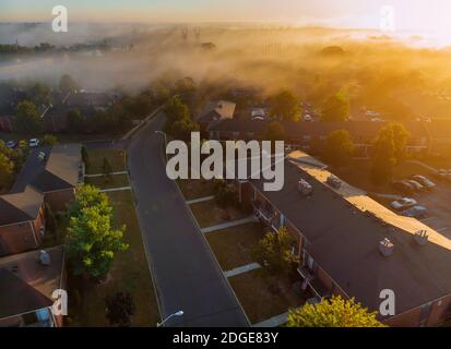 La chambre avec des immeubles d'appartements vue aérienne de belle de la rivière une hauteur avec brouillard matin de la rivière Banque D'Images