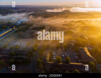 Aeria vue sur les maisons dans la zone de sommeil dans une belle vue de la rivière d'une hauteur à l'aube avec brouillard matin Banque D'Images