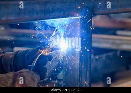 Soudage semi-automatique avec des étincelles et de la fumée Banque D'Images