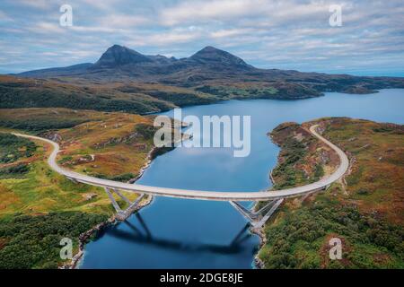 Le pont de Kylesku, le long du NC500 dans le nord de l'Écosse, pris en août 2020, a été post-traité en utilisant le bracketing de l'exposition Banque D'Images