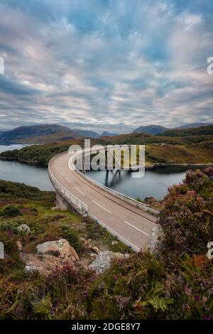 Le pont de Kylesku, le long du NC500 dans le nord de l'Écosse, pris en août 2020, a été post-traité en utilisant le bracketing de l'exposition Banque D'Images