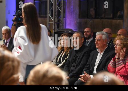Le designer de mode Elie Saab (au centre) et son épouse Claudine assistent à la présentation des 16 premiers diplômés de LAU (Université libanaise américaine) 4 ans de programme de design de mode à l'usine Abroyan, à Beyrouth, au Liban, le 8 juin 2017. Le programme de quatre ans a été réalisé en collaboration avec Elie Saab, les 16 premiers élèves sont des filles. Photo par Ammar Abd Rabbo/ABACAPRESS.COM Banque D'Images