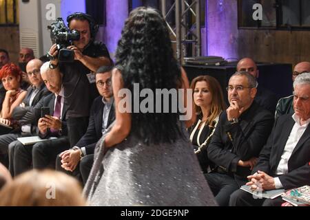 Le designer de mode Elie Saab (au centre) et son épouse Claudine assistent à la présentation des 16 premiers diplômés de LAU (Université libanaise américaine) 4 ans de programme de design de mode à l'usine Abroyan, à Beyrouth, au Liban, le 8 juin 2017. Le programme de quatre ans a été réalisé en collaboration avec Elie Saab, les 16 premiers élèves sont des filles. Photo par Ammar Abd Rabbo/ABACAPRESS.COM Banque D'Images