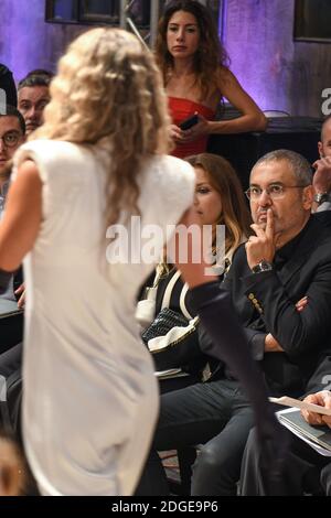 Le designer de mode Elie Saab (au centre) et son épouse Claudine assistent à la présentation des 16 premiers diplômés de LAU (Université libanaise américaine) 4 ans de programme de design de mode à l'usine Abroyan, à Beyrouth, au Liban, le 8 juin 2017. Le programme de quatre ans a été réalisé en collaboration avec Elie Saab, les 16 premiers élèves sont des filles. Photo par Ammar Abd Rabbo/ABACAPRESS.COM Banque D'Images