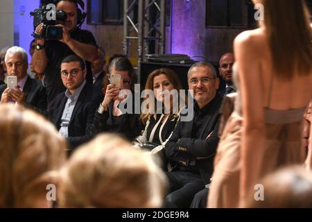 Le designer de mode Elie Saab (au centre) et son épouse Claudine assistent à la présentation des 16 premiers diplômés de LAU (Université libanaise américaine) 4 ans de programme de design de mode à l'usine Abroyan, à Beyrouth, au Liban, le 8 juin 2017. Le programme de quatre ans a été réalisé en collaboration avec Elie Saab, les 16 premiers élèves sont des filles. Photo par Ammar Abd Rabbo/ABACAPRESS.COM Banque D'Images
