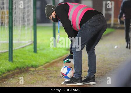 Peterborough, Royaume-Uni. 8 décembre 2020. Le personnel de Peterbourgs désinfecte les balles lors du match de Trophée de l'EFL entre Peterborough et West Ham United à London Road, Peterborough, le mardi 8 décembre 2020. (Credit: Ben Pooley | MI News) Credit: MI News & Sport /Alay Live News Banque D'Images