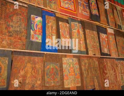 De nombreux mandalas peints et autres images bouddhistes ornent la salle de prière du monastère de Stongdey, Zanskar, Ladakh, dans le nord de l'Inde, environ 18Êkm au nord de Padum. Le gompa a été fondé en 1052CE. Banque D'Images