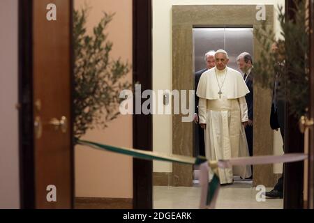 Le Pape François arrive au Palazzo San Callisto pour l'inauguration de la Fondation Pontificale 'Solas Occurentes', siège de Rome, le 9 juin 2017, à Rome, en Italie. Scholas Occurentes est une fondation pontificale construite et créée par le Pape François le 13 août 2013, présente dans 190 pays. Photo par ABACAPRESS.COM Banque D'Images