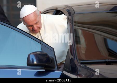 Le Pape François quitte le Palazzo San Callisto à la fin de l'inauguration de la Fondation pontificale 'Solas Occurentes', siège de Rome, le 9 juin 2017 à Rome, en Italie. Scholas Occurentes est une fondation pontificale construite et créée par le Pape François le 13 août 2013, présente dans 190 pays. Photo par ABACAPRESS.COM Banque D'Images