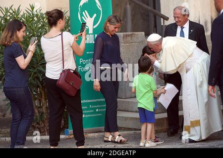 Le Pape François salue les enfants à la fin de l'inauguration de la Fondation pontificale 'Solas Occurentes', siège de Rome, au Palazzo San Callisto, le 9 juin 2017 à Rome, Italie. Scholas Occurentes est une fondation pontificale construite et créée par le Pape François le 13 août 2013, présente dans 190 pays. Photo par ABACAPRESS.COM Banque D'Images