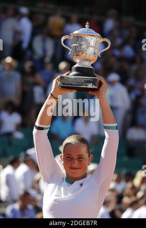 Jelena Ostapenko, en Lettonie, a remporté la victoire contre Simona Halep, en Roumanie, lors de la finale féminine de l'Open de tennis français 2017 au stade Roland-Garros, à Paris, en France, le 10 juin 2017. Photo de Henri Szwarc/ABACAPRESS.COM Banque D'Images