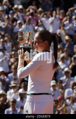 Jelena Ostapenko, en Lettonie, a remporté la victoire contre Simona Halep, en Roumanie, lors de la finale féminine de l'Open de tennis français 2017 au stade Roland-Garros, à Paris, en France, le 10 juin 2017. Photo de Henri Szwarc/ABACAPRESS.COM Banque D'Images