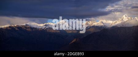 En début de matinée, vue panoramique sur la vallée de Leh et la montagne himalayenne depuis Leh Palace, Leh, Ladakh, Jammu & Cachemire, Inde Banque D'Images