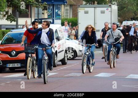 Le président français Emmanuel Macron et l'épouse Brigitte Macron, escortées par leur garde du corps Alexandre Benalla (L), font une balade à vélo le 10 juin 2017, au Touquet, dans le nord de la France. Photo par ABACAPRESS.COM Banque D'Images