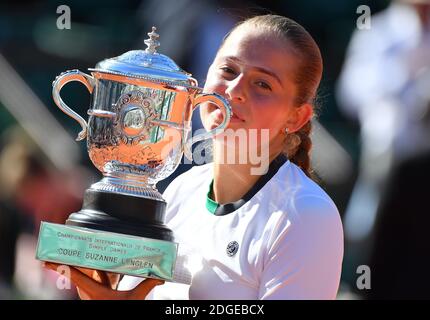 Jelena Ostapenko, en Lettonie, a remporté la victoire contre Simona Halep, en Roumanie, lors de la finale féminine de l'Open de tennis français 2017 au stade Roland-Garros, à Paris, en France, le 10 juin 2017. Photo de Christian Liewig/ABACAPRESS.COM Banque D'Images