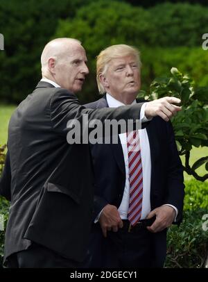 Keith Schiller, adjoint au président et directeur des opérations du Bureau ovale, s'entretient avec le président Donald Trump lors d'une cérémonie d'accueil des champions nationaux de football de la NCAA 2016, les Tigres Clemson sur la pelouse sud de la Maison Blanche, le 12 juin 2017. Photo par Olivier Douliery/Abaca Banque D'Images