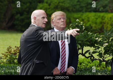 Keith Schiller, adjoint au président et directeur des opérations du Bureau ovale, s'entretient avec le président Donald Trump lors d'une cérémonie d'accueil des champions nationaux de football de la NCAA 2016, les Tigres Clemson sur la pelouse sud de la Maison Blanche, le 12 juin 2017. Photo par Olivier Douliery/Abaca Banque D'Images