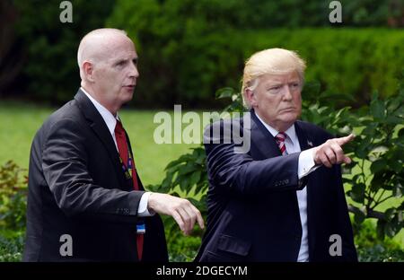Keith Schiller, adjoint au président et directeur des opérations du Bureau ovale, s'entretient avec le président Donald Trump lors d'une cérémonie d'accueil des champions nationaux de football de la NCAA 2016, les Tigres Clemson sur la pelouse sud de la Maison Blanche, le 12 juin 2017. Photo par Olivier Douliery/Abaca Banque D'Images