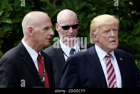 Keith Schiller (R), adjoint au président et directeur des opérations du Bureau ovale, s'entretient avec le président Donald Trump avant une cérémonie pour accueillir les champions nationaux de football de la NCAA 2016 les Tigres Clemson sur la pelouse sud de la Maison Blanche le 12 juin 2017. Photo par Olivier Douliery/Abaca Banque D'Images