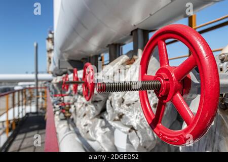 Nouvelles vannes d'arrêt avec volants rouges Banque D'Images