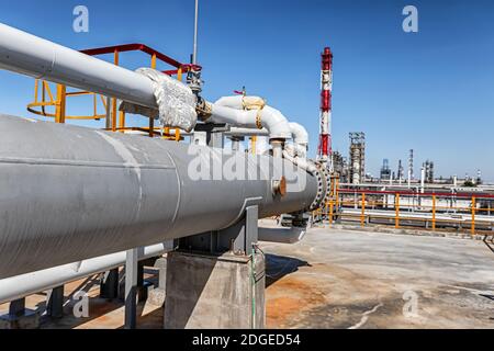 Long échangeur thermique sur le site d'entretien supérieur de la nouvelle raffinerie usine Banque D'Images
