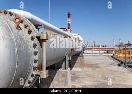 Long échangeur thermique sur le site d'entretien supérieur de la nouvelle raffinerie usine Banque D'Images