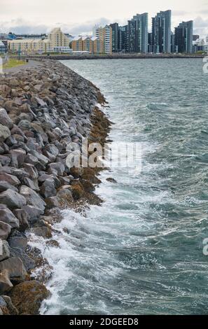 Vagues de l'océan écrasant sur les rochers de Reykjavik, en Islande Banque D'Images