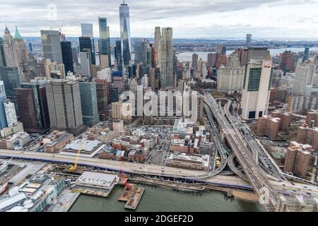 Vue aérienne floue des bâtiments de Manhattan et de la rivière depuis l'hélicoptère Banque D'Images