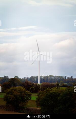 Wnd turbine dans un champ en France en automne Banque D'Images