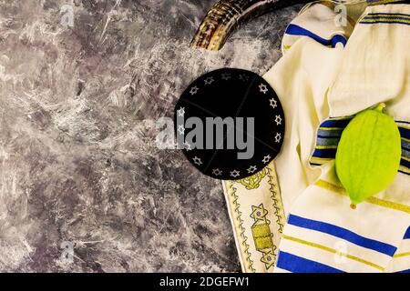 Fête rituelle juive de Sukkot dans le symbole religieux juif Etrog, lulav, hadas, arava tallit priant le livre kippa et shofar Banque D'Images