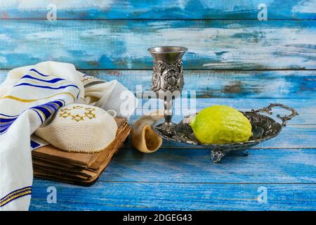 Fête rituelle juive de Sukkot dans le symbole religieux juif Etrog, lulav, hadas, arava tallit priant le livre kippa et shofar Banque D'Images