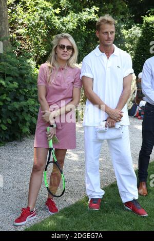 Exclusive - Carine Galli et Arnaud Lemaire lors du tournoi de tennis des 'personnalités engagés', sur l'unique court en Gazon parisien, organisé par l'Ambassade de Grande-Bretagne et le club Sport et démocratie, a l'Ambassade de Grande-Bretagne a Paris, France, le 17 juin 2017. Photo de Jerome Domine/ABACAPRESS.COM Banque D'Images