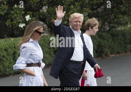 LE président AMÉRICAIN Donald J. Trump se rend à Marine One avec la première dame Melania et leur fils Barron, alors qu'ils quittent la Maison-Blanche pour Camp David, à Washington, DC, Etats-Unis, le 17 juin 2017. Banque D'Images