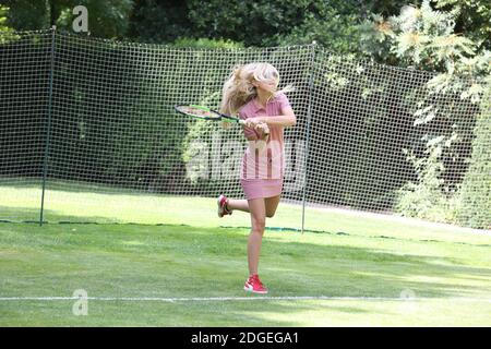 Exclusive - Carine Galli lors du tournoi de tennis des 'Personnalites engagees', sur l'unique court en Gazon parisien, organisé par l'Ambassade de Grande-Bretagne et le club Sport et Democratie, a l'Ambassade de Grande-Bretagne a Paris, France, le 17 juin 2017. Photo de Jerome Domine/ABACAPRESS.COM Banque D'Images